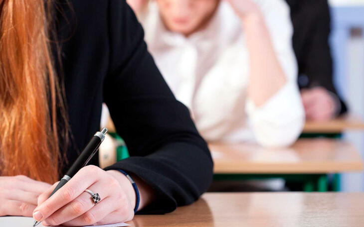 Jóvenes examinándose